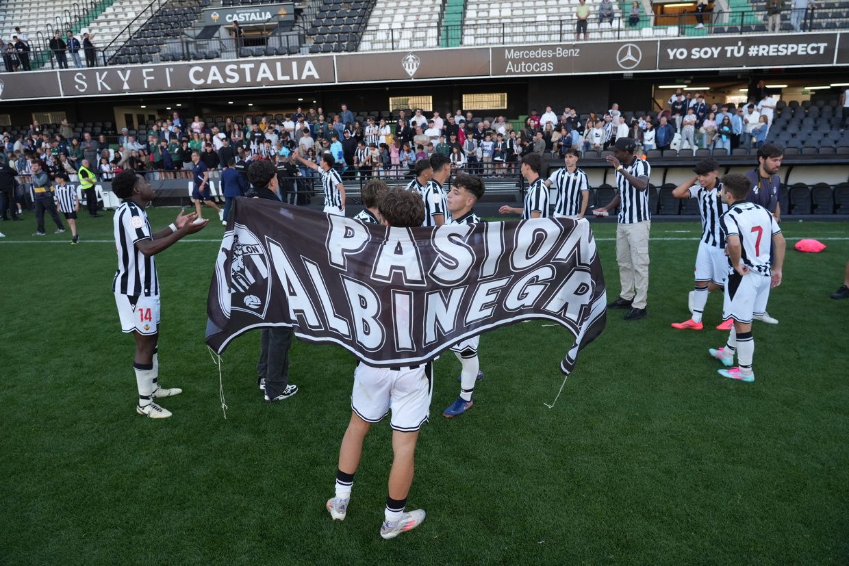¡Las mejores imágenes de la celebración del ascenso a Segunda Federación del Castellón B!
