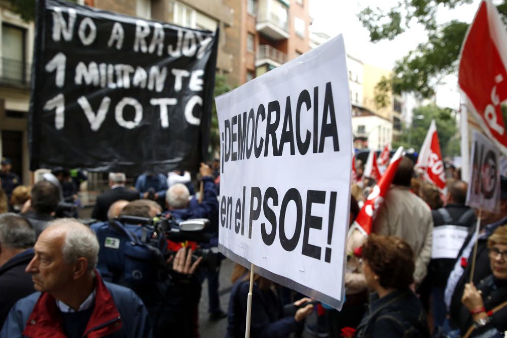 Protestas en la sede del PSOE en Ferraz