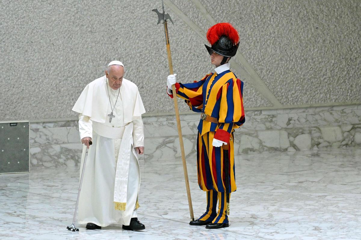 El Papa Francisco pasa junto a un miembro de la Guardia Suiza, el 1 de junio del 2024.
