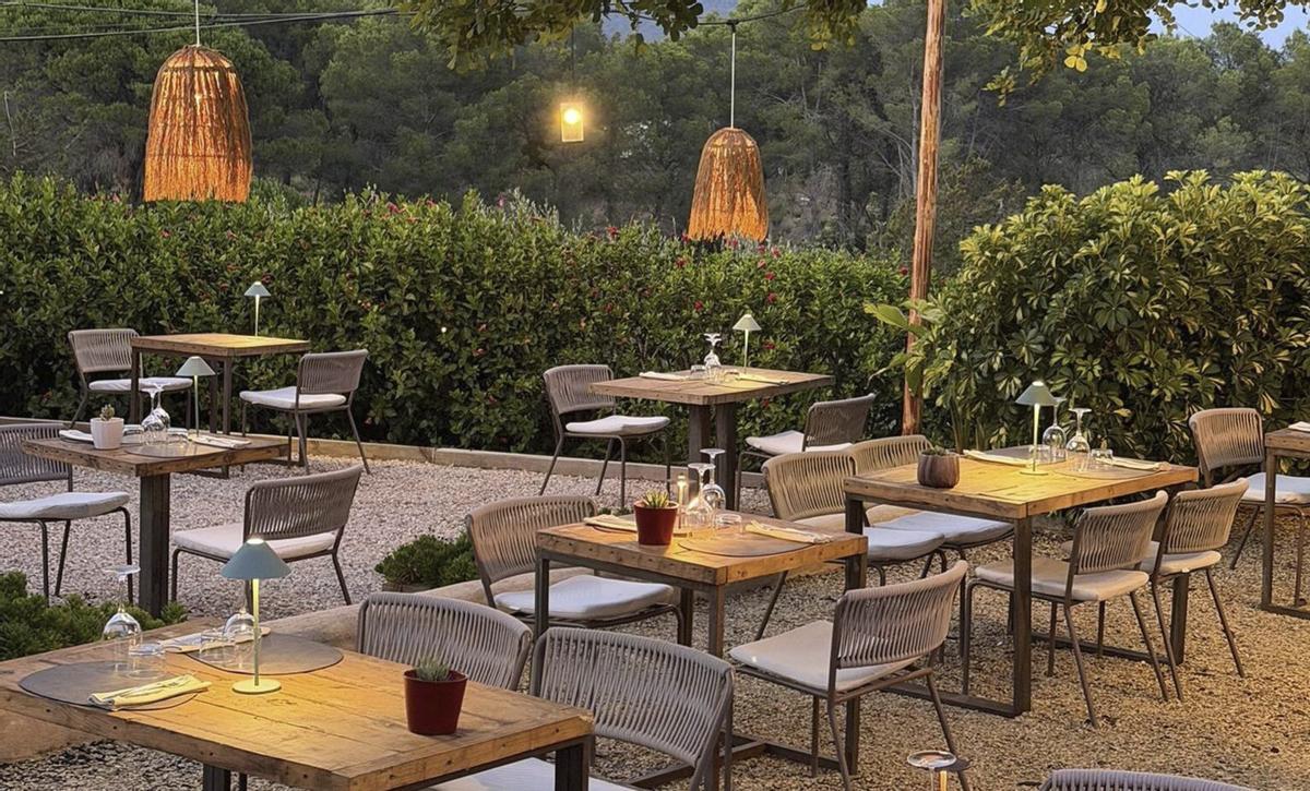 El jardín de Can Secret, rodeado de montañas y bosque, tiene una capacidad para 140 comensales.