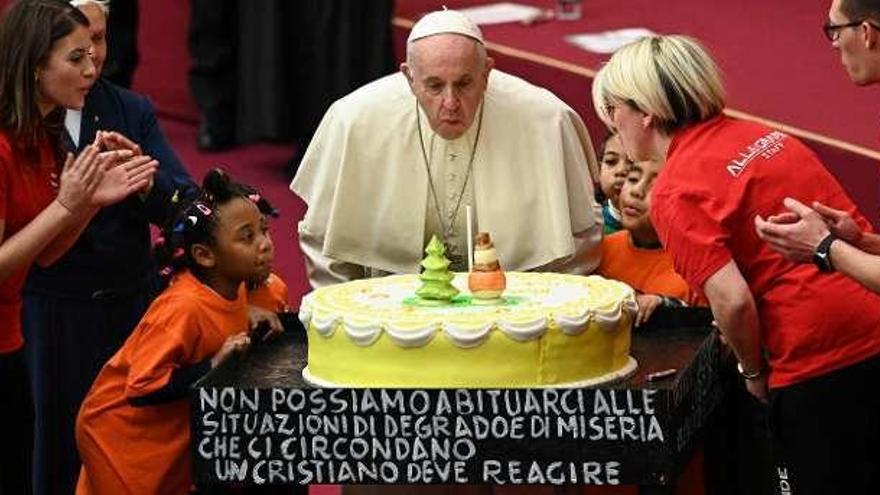 El Papa sopla una tarta de cumpleaños, ayer en el Vaticano. // Vincenzo Pinto