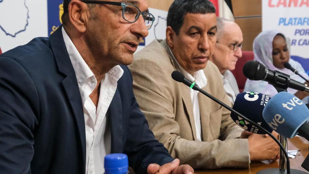 Domingo Martín, presidente de la Plataforma por el Mar Canario; Abdulah Arabi, representante del Frente Polisario en España, y el abogado Gilles Devers.