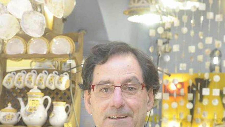 Adolfo López, en su tienda.