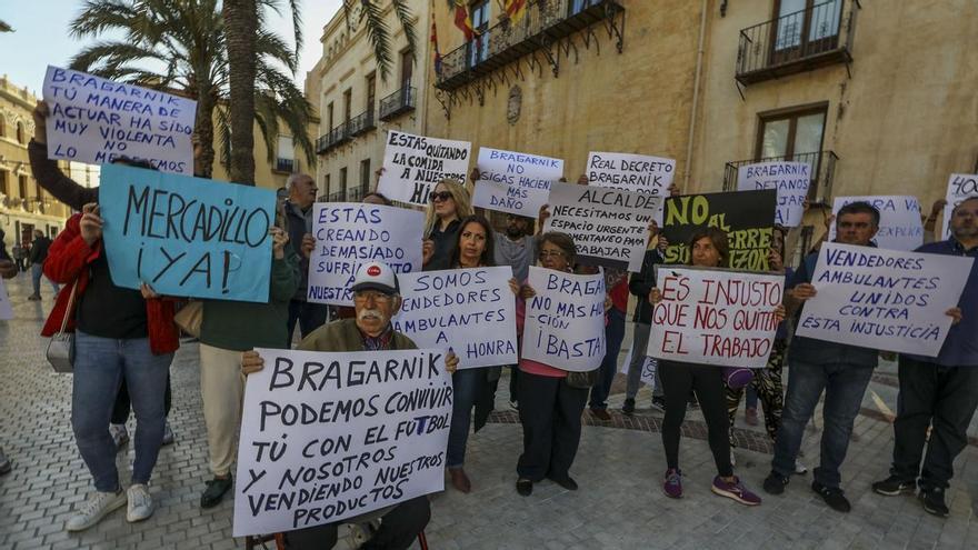 Vendedores del mercadillo del estadio del Elche urgen al alcalde otra zona para poder trabajar