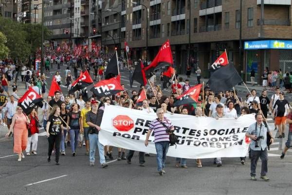 Miles de personas se manifiestan en Zaragoza