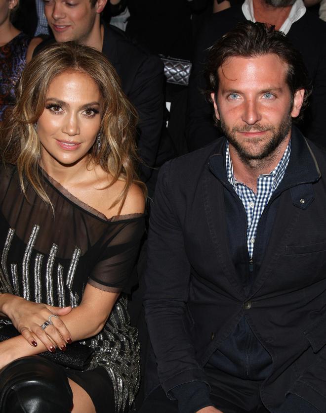 Jennifer Lopez y Bradley Cooper, durante un desfile de la 'Fashion Week' de Nueva York, en 2010