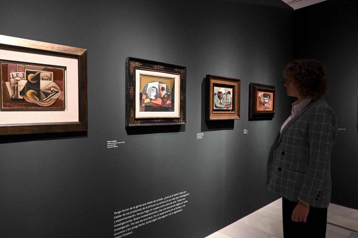 Visitante ante obras de J. Metzinger, Picasso, Georges Braque y Juan Gris.
