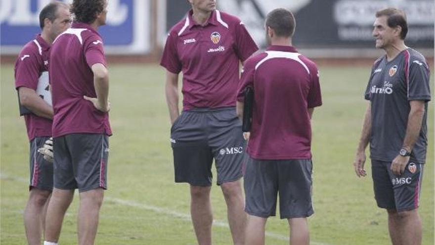 Pellegrino dialoga con todo su cuerpo técnico, en el entrenamiento vespertino en la ciudad deportiva de Paterna.