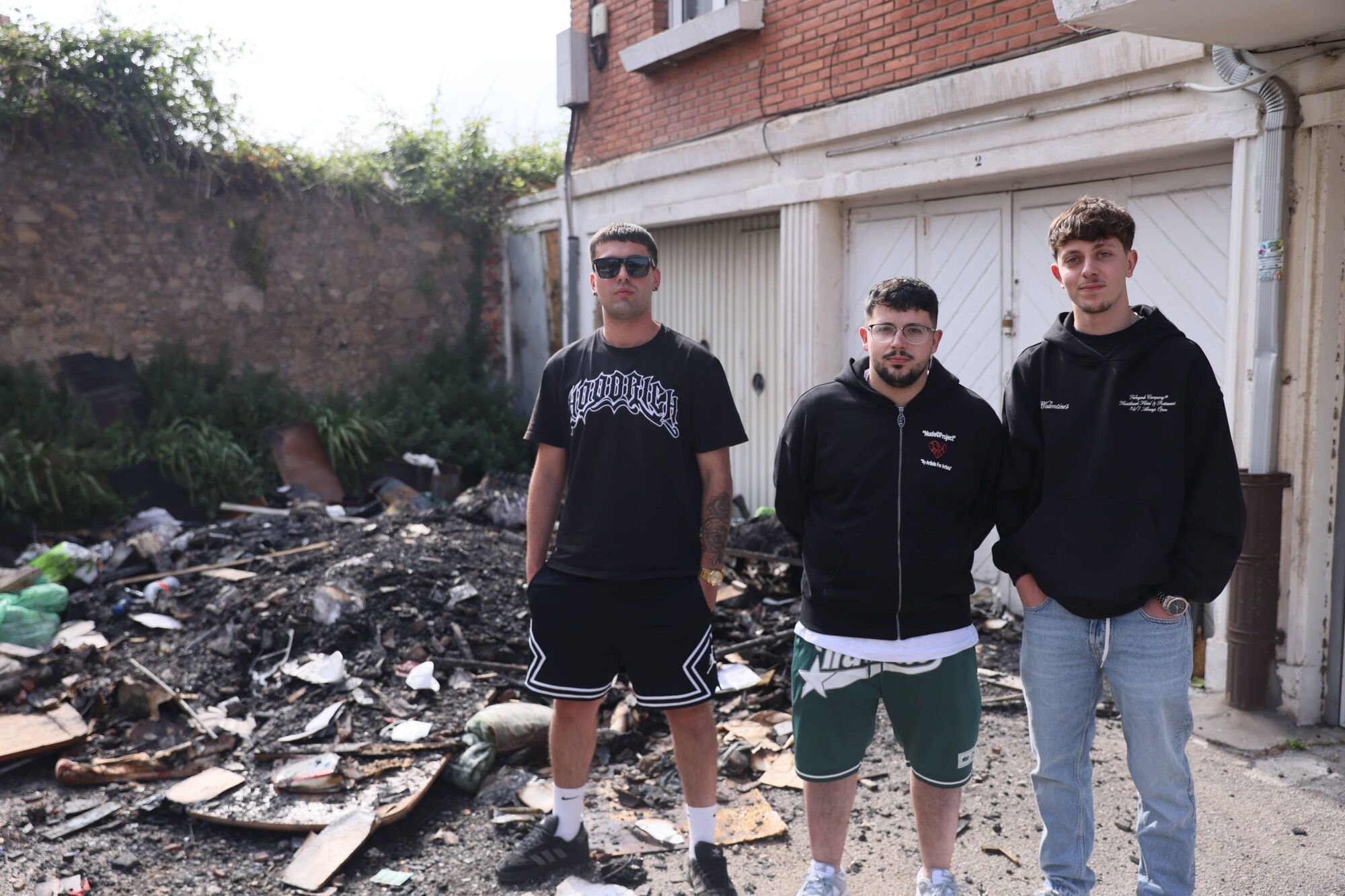 En imágenes: uno jóvenes evitan una tragedia al despertar de madrugada a los vecinos de un bloque en llamas
