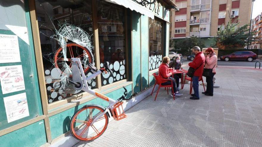 Causan daños en una cafetería rompiendo el cristal