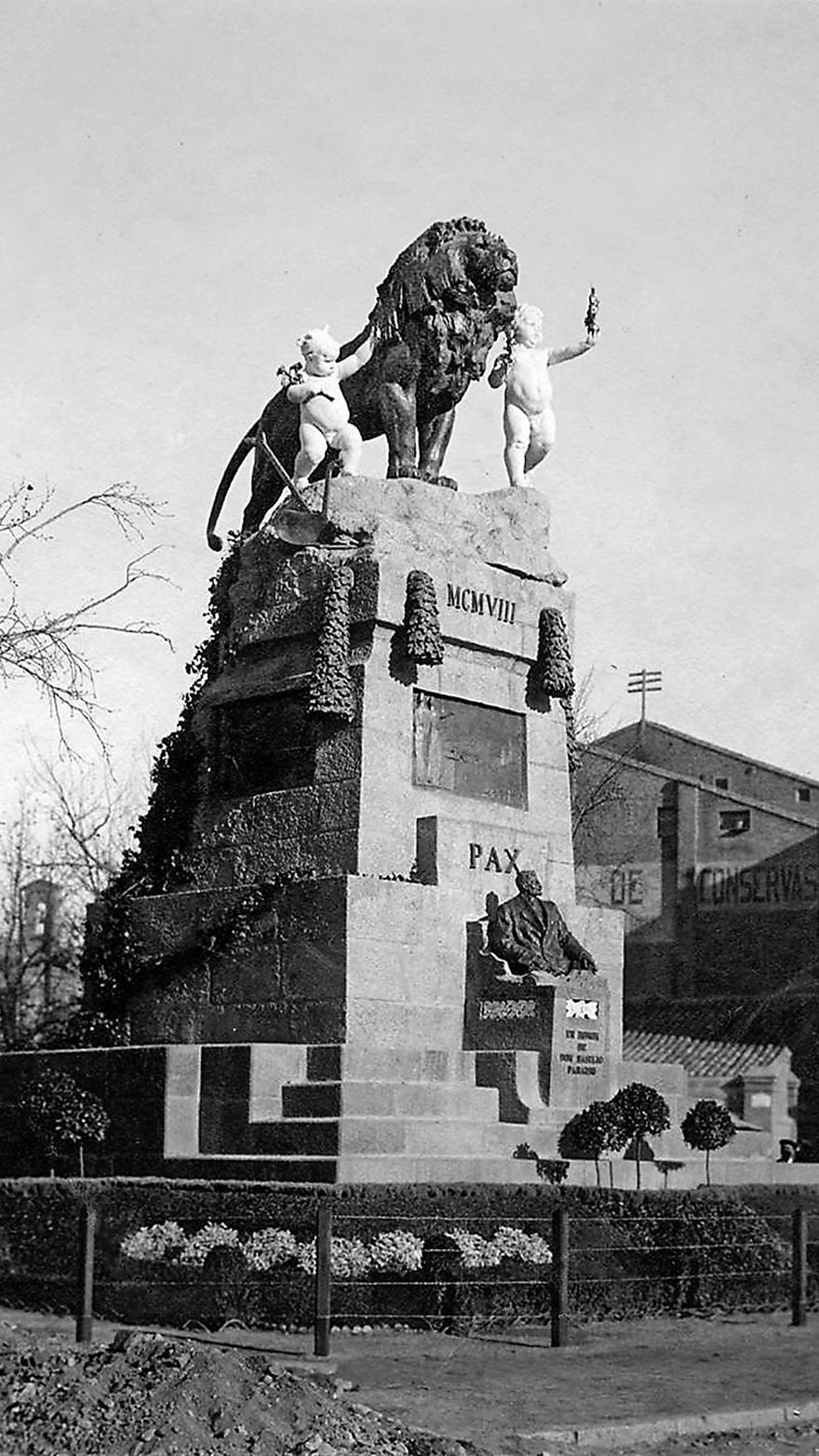 Monumento a la Exposición Hispano-Francesa de 1908 que se barajó emplazar en la plaza de San Miguel pero finalmente se optó por el paseo de Pamplona, epicentro del ensanche de la población hacia el suroeste en 1910