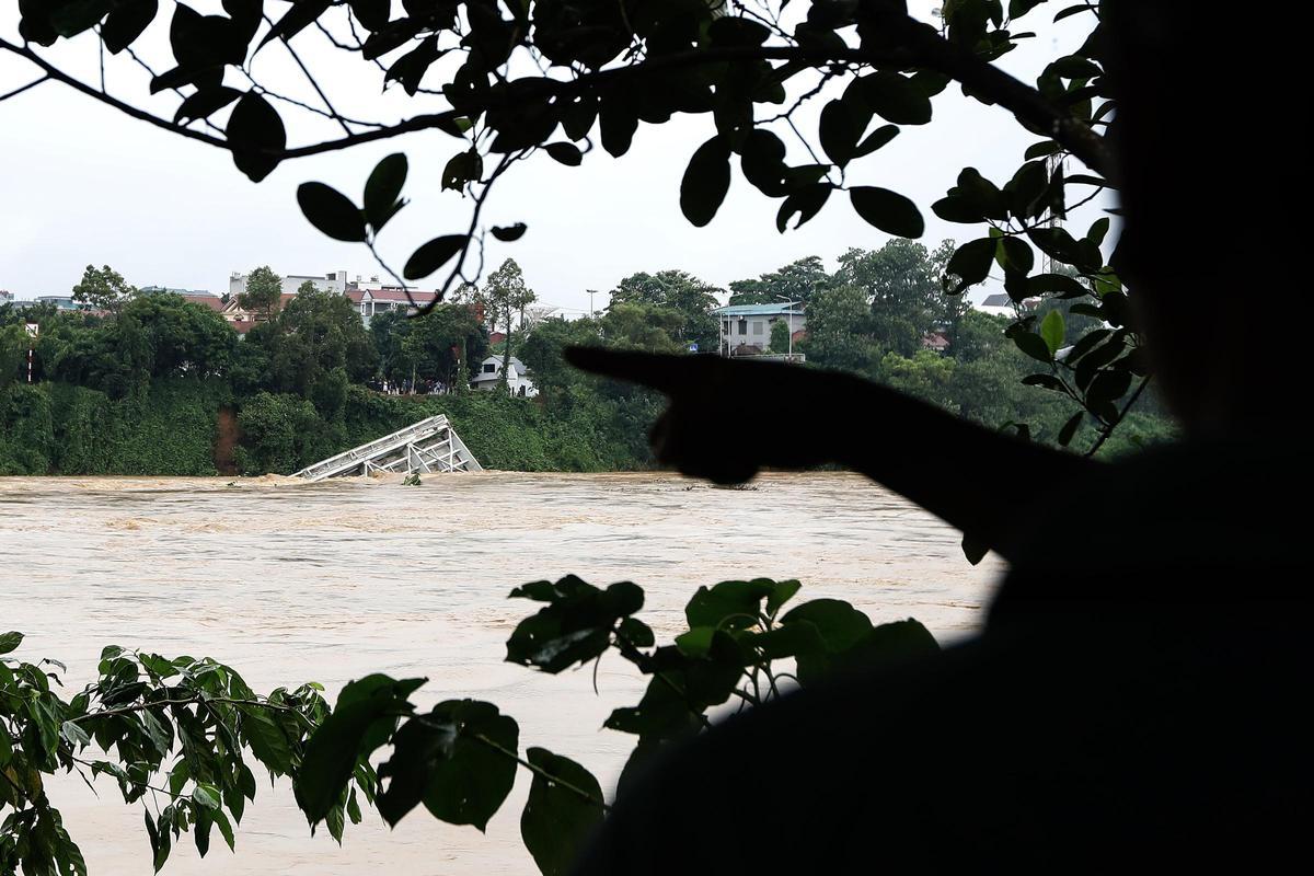 Un puente se desploma en Vietnam y deja al menos 13 desaparecidos