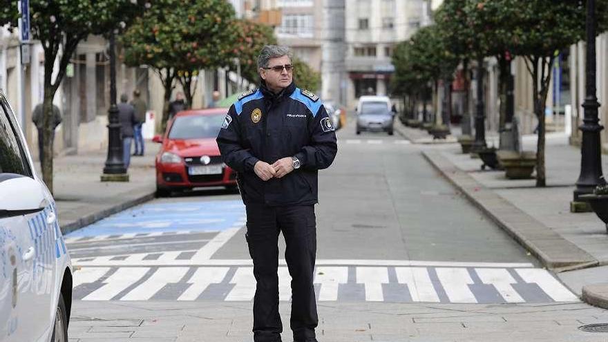 Cuñarro patrullando a pie por el centro urbano días atrás. // Bernabé/Javier Lalín