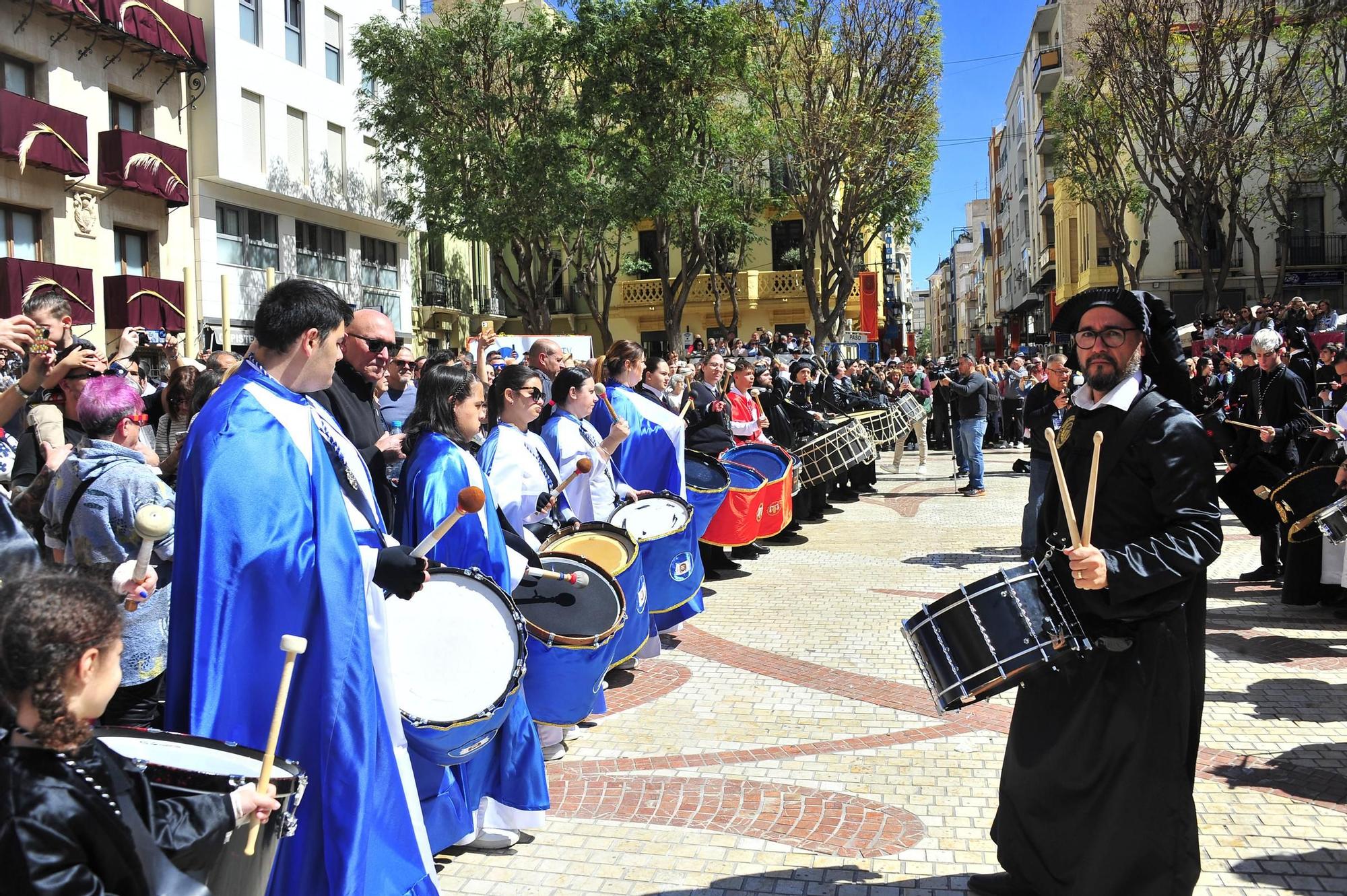 Tamborrada de semana santa en la plaza de Baix