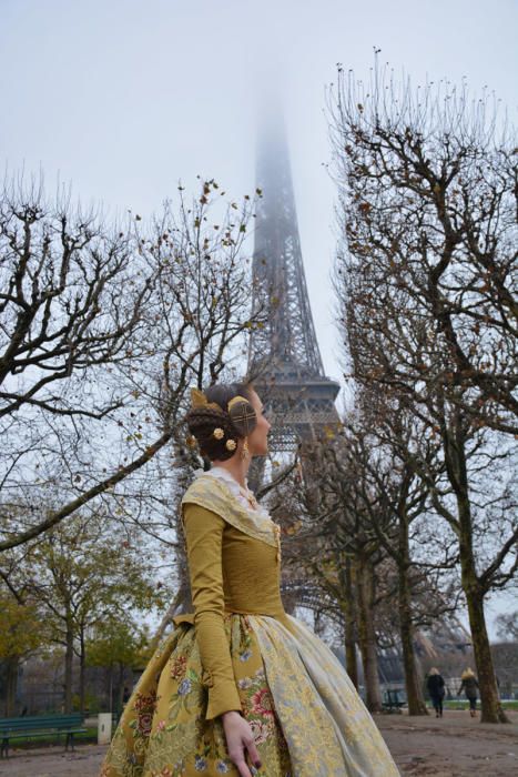 El viaje de la fallera mayor 2017, Raquel Alario, a París.