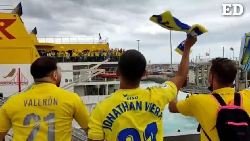 Hinchas de la UD Las Palmas llegan al Puerto de Santa Cruz de Tenerife