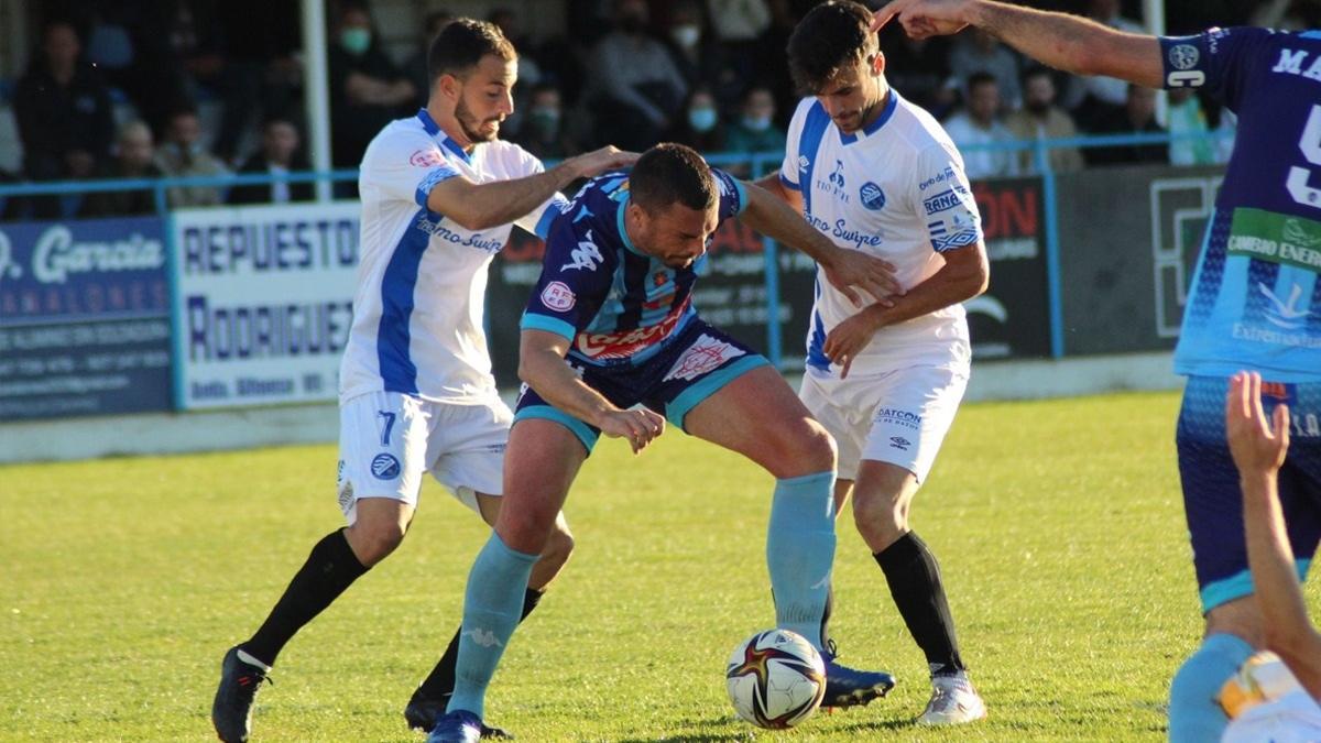 Fernando Pino, presionado por dos jugadores del Xerez.