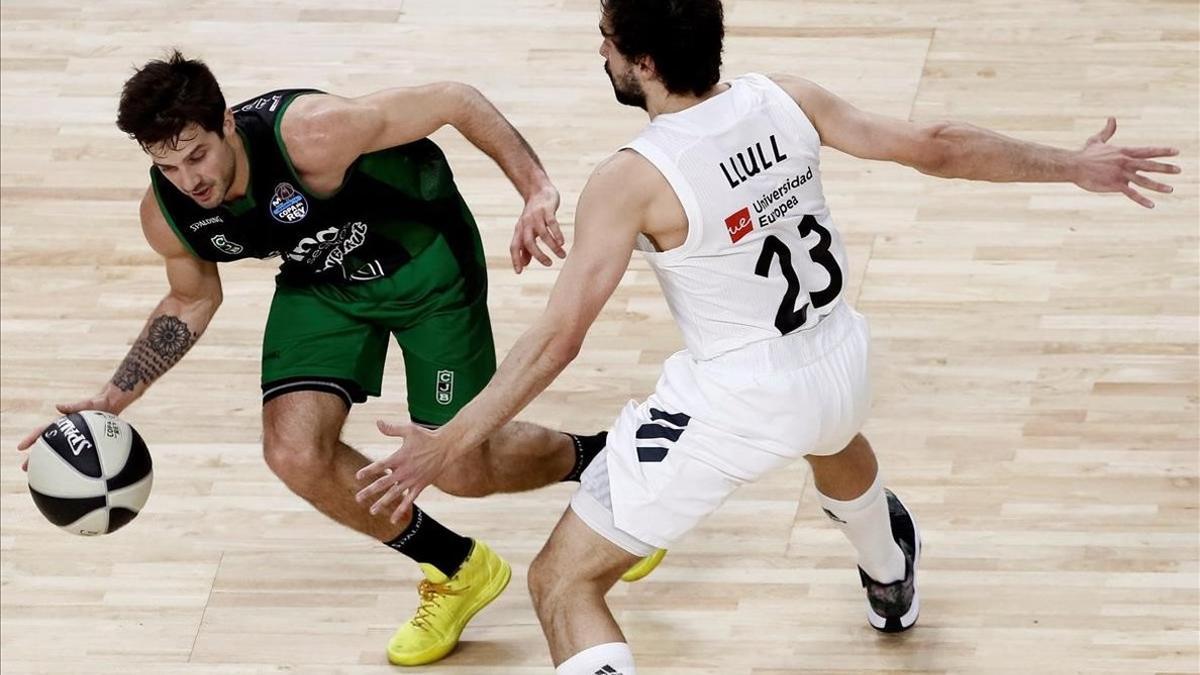 El base verdinegro Laprovittola bota el balón ante Llull en  la semifinal