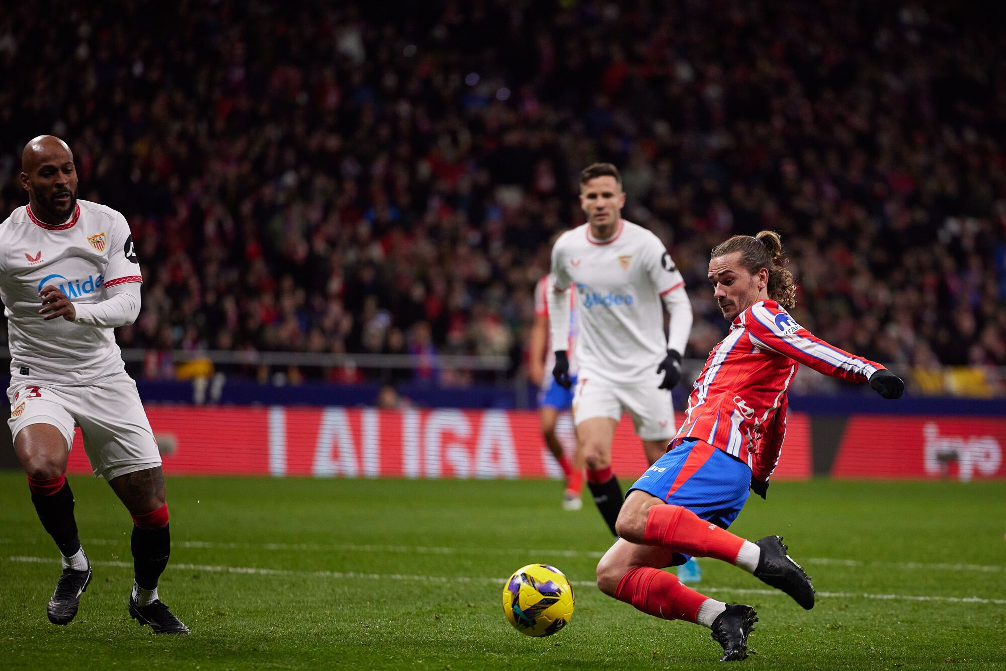 Antoine Griezmann of Atletico de Madrid shoots for goal during the Spanish League, LaLiga EA Sports, football match played between Atletico de Madrid and Sevilla FC at Riyadh Air Metropolitano stadium on December 08, 2024 in Madrid, Spain. AFP7 08/12/2024 ONLY FOR USE IN SPAIN. Oscar J. Barroso / AFP7 / Europa Press;2024;SOCCER;SPAIN;SPORT;ZSOCCER;ZSPORT;Atletico de Madrid v Sevilla FC - LaLiga EA Sports;