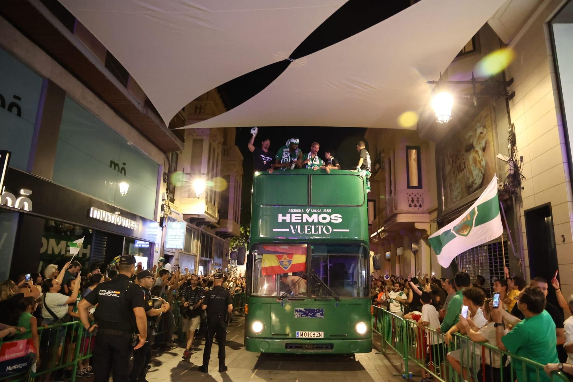 El Elche CF celebra el ascenso a Primera con una rúa en autobús hasta la Plaça de Baix