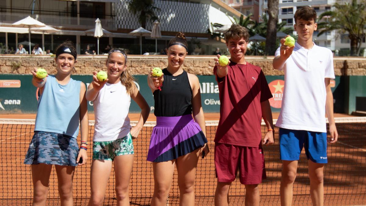 Paula Gatell, Sorana Matis, Marina Gatell, Xavi Palomar e Izan Almazán posaron ayer sobre la pista central del Palma Sport &amp; Tennis Club.