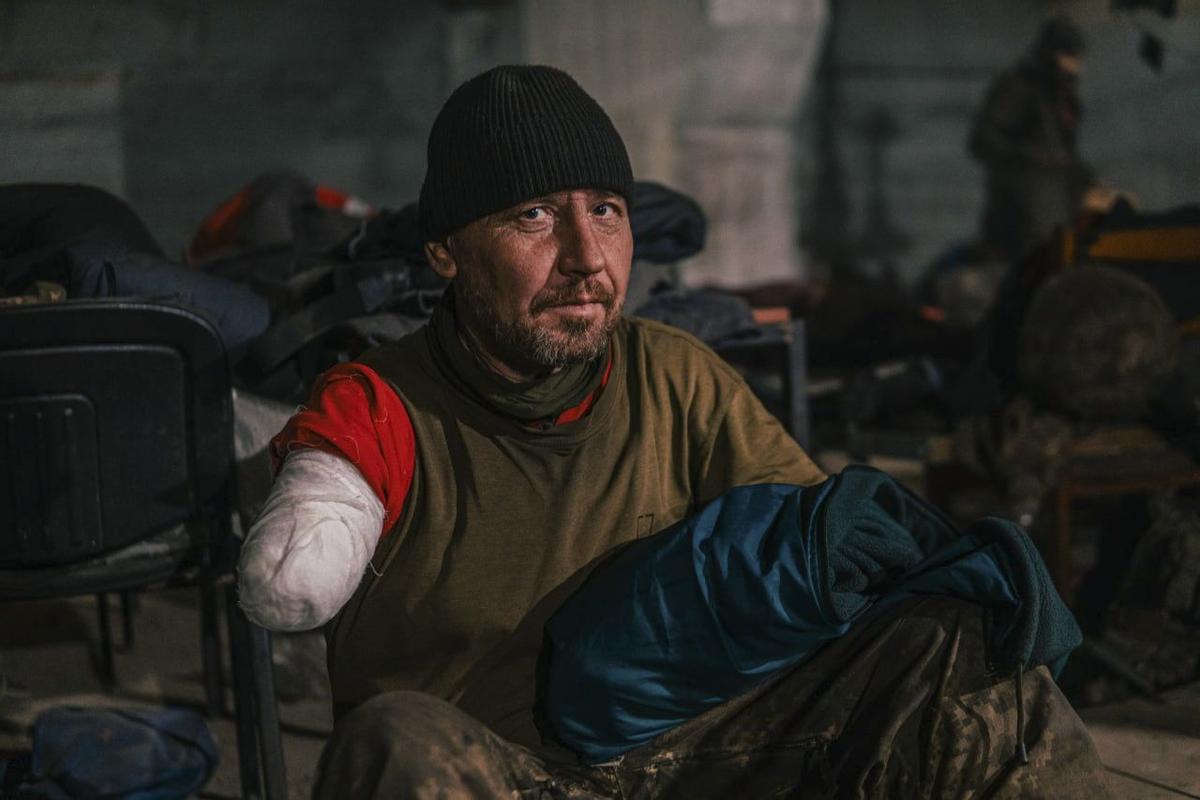 Mariupol (Ukraine), 10/05/2022.- A handout picture made available by Regiment Azov press service shows an injured Ukrainian serviceman in a shelter at the Azovstal Iron and Steel Plant in Mariupol, Ukraine, 10 May 2022 (issued 11 May 2022). The Regiment Azov via their Telegram channel on 10 May 2022 have described the situation of their servicemen as complete unsanitary conditions, with open wounds bandaged with non-sterile remnants of bandages, without the necessary medication and even food and demanded evacuation to Ukrainian-controlled territory. On 24 February, Russian troops entered Ukrainian territory starting a conflict that has provoked destruction and a humanitarian crisis. According to data released by the UNHCR on 10 May, close to six million Ukrainians have fled their country since 24 February 2022. (Abierto, Rusia, Ucrania) EFE/EPA/REGIMENT AZOV PRESS SERVICE HANDOUT HANDOUT EDITORIAL USE ONLY/NO SALES