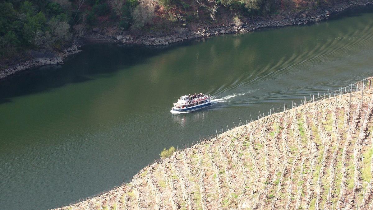 Vista del río Sil a su paso por la Ribeira Sacra con el catamarán de viajeros.  Foto de archivo