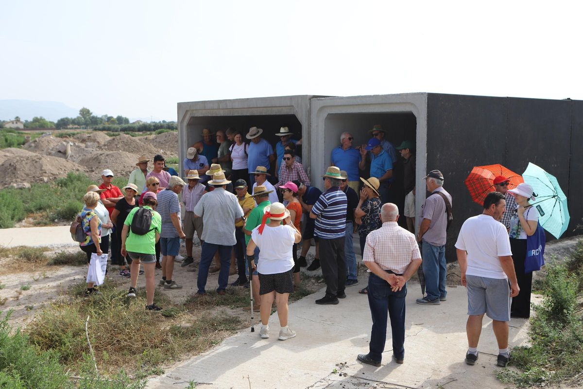 Los vecinos charlaban a la sombra de los pasos de agua instalados.