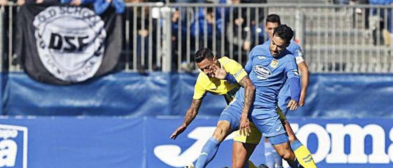 Maikel Mesa disputa un balón con Cristóbal Márquez en el partido de ayer entre el Fuenlabrada y la UD.