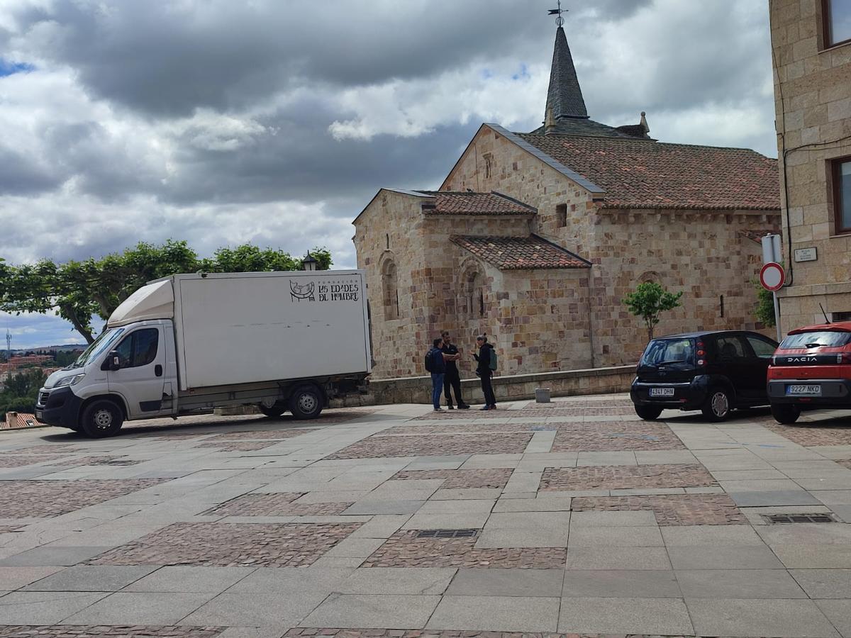 La iglesia de San Cipriano con un vehículo de Las Edades en sus cercanías.