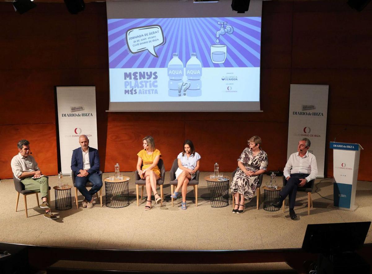 Mesa redonda con la participación de los concejales de medio ambiente de todos los municipios de la isla.