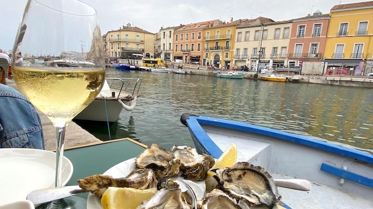 Ostras y vino en The Rio, en el Canal Royal de Sète.