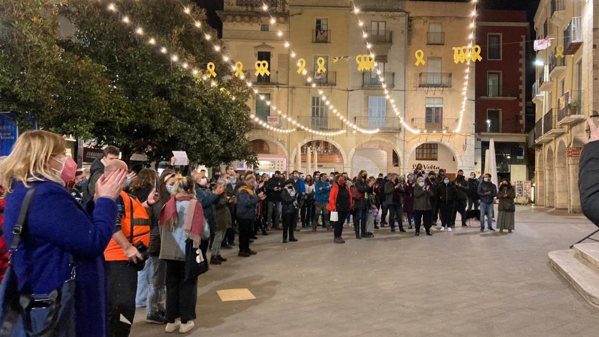 Diverses personalitats de la política figuerenca es van poder veure a la plaça, entre elles, l&#039;alcaldessa de la ciutat