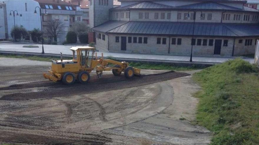 Trabajos de acondicionamiento del solar próximo al Templo Nuevo para aparcamiento disuasorio.  // FdV