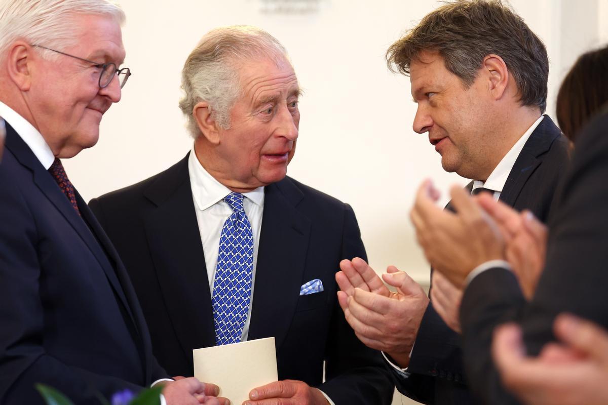  El presidente de Alemania, Frank-Walter Steinmeier (L), el rey Carlos III de Gran Bretaña (C) y el vicecanciller y ministro de Economía y Clima de Alemania, Robert Habeck (R), asisten a una Recepción de Sostenibilidad en asociación con el Diálogo de Transición Energética de Berlín en el palacio presidencial Schloss Bellevue en Berlín.