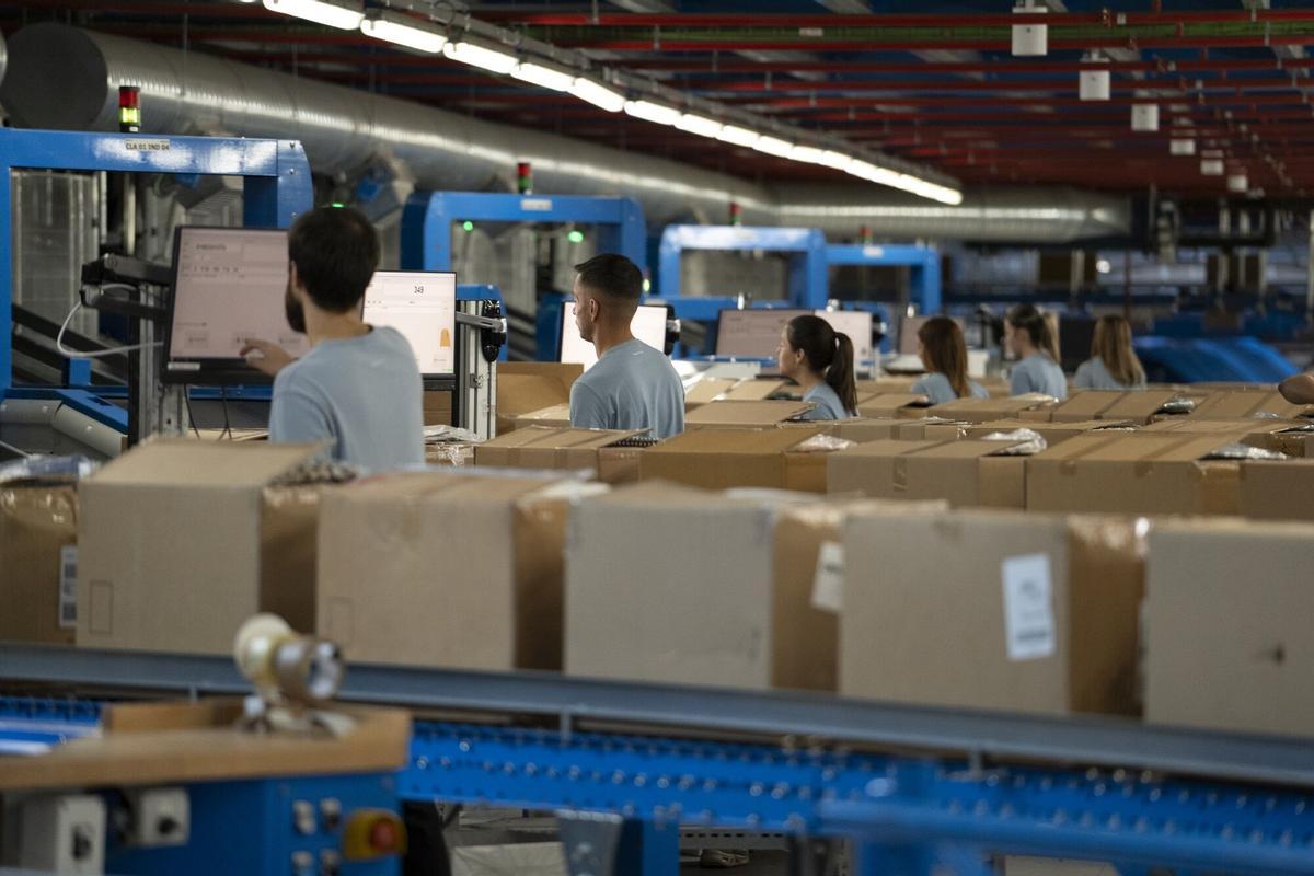 Trabajadores de Inditex, en el centro logístico de Arteixo.