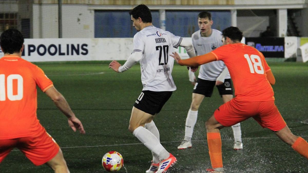 El Ontinyent 1931 y el Atzeneta en un partido esta temporada en el Clariano.