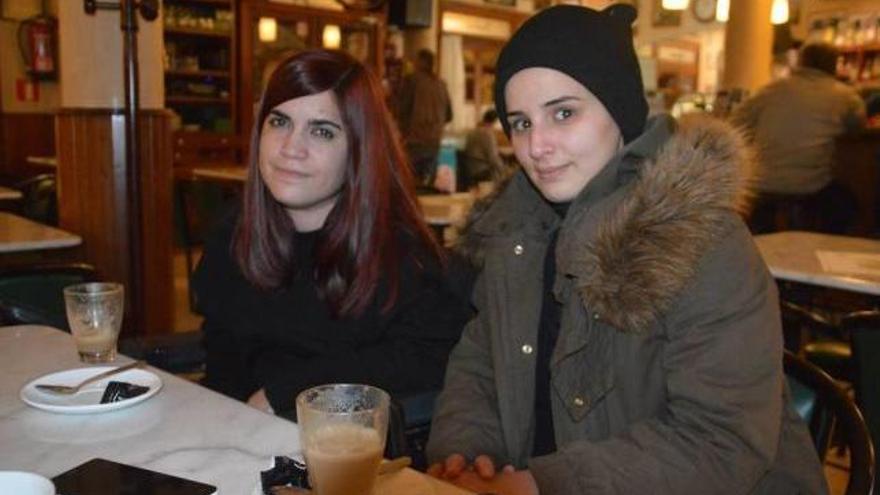Beatriz, a la izquierda, tiene 23 años y ha estudiado Psicología.
