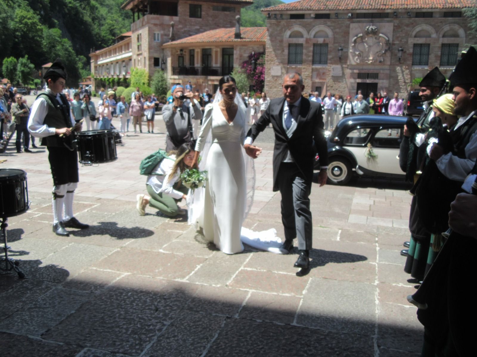 Ana Obregón arrasa en la boda asturiana de su sobrino con una canguesa