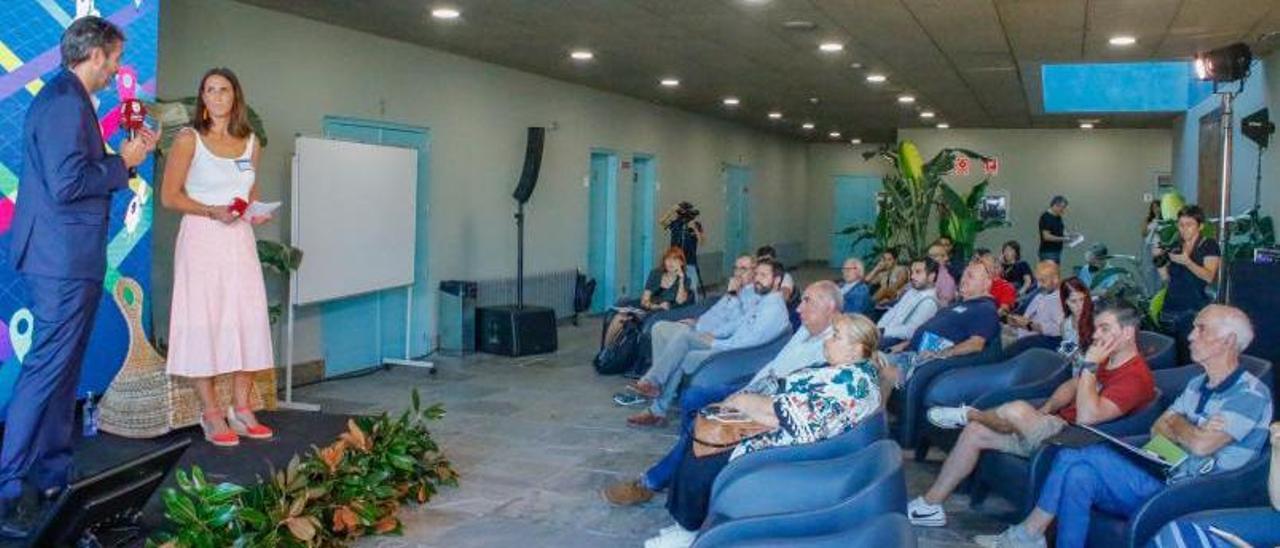 El alcalde de Vilagarcía, AlbertoVarela, y la concejala de Mobilidade,Paola María, inauguraron ayer elcongreso en el Auditorio.