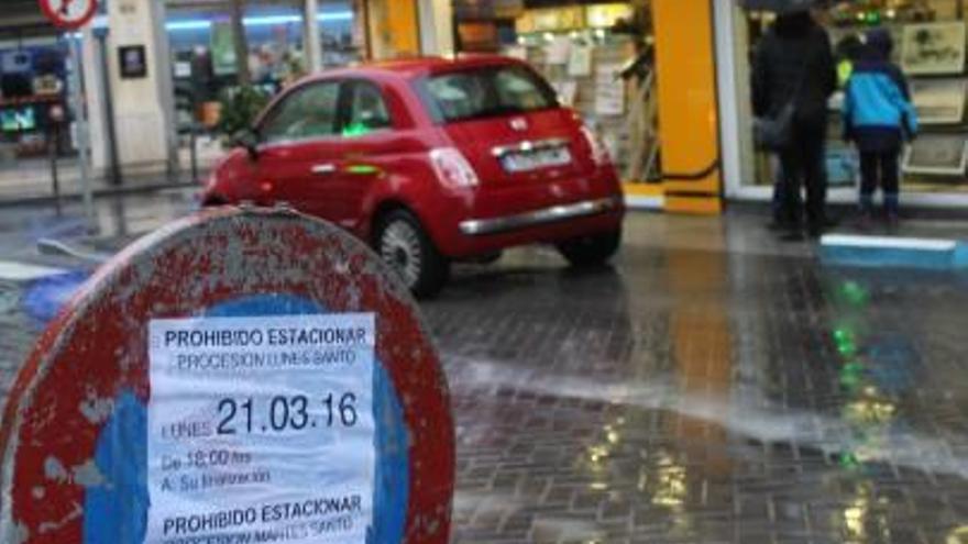 El Museo de Semana Santa de Orihuela cerrado por la lluvia. A la derecha, una de las calles del recorrido de la procesión en Torrevieja.