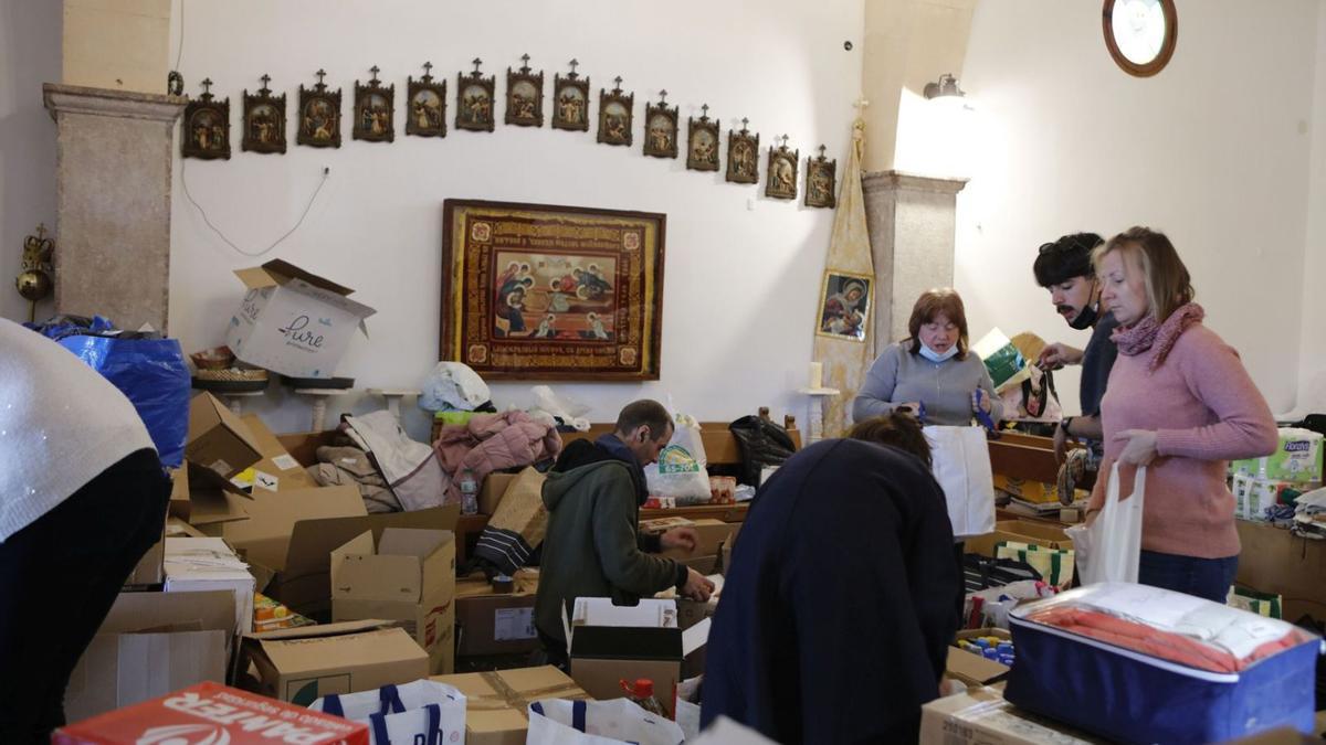 Die Kirche der ukrainischen Gemeinde glich in den ersten Tagen eher einer Lagerhalle, so viele Spenden gingen ein. Inzwischen sind sie umgezogen.