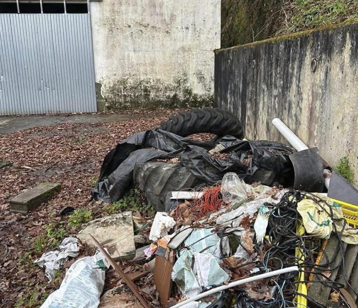 Quejas vecinales por los vertidos de basura en Arnois y Remesar |