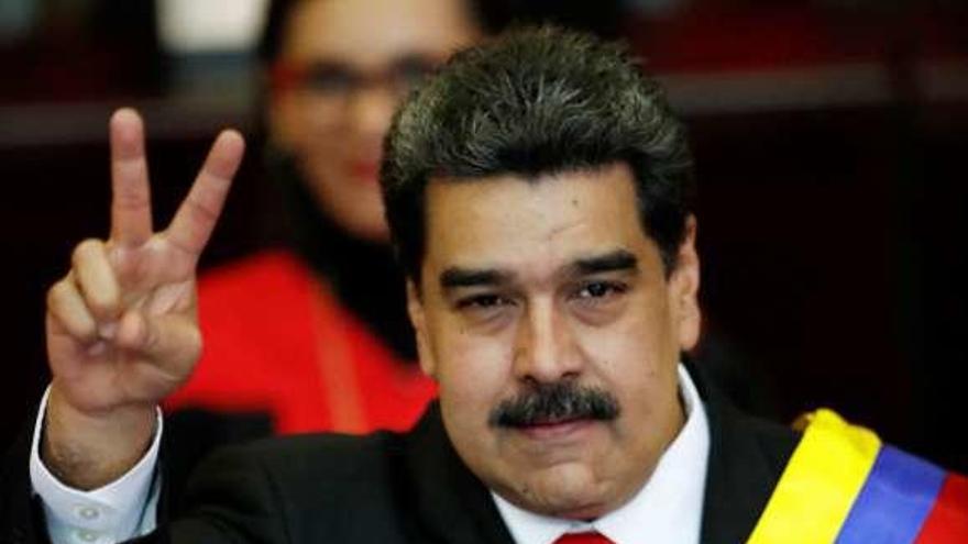 Maduro hace el signo de la victoria tras ser investido. // Reuters