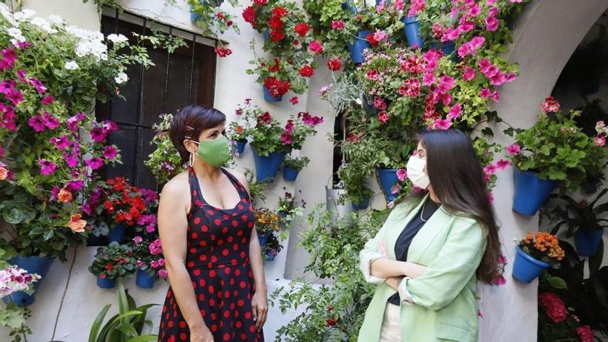 Las candidatas de Adelante Andalucía Teresa Rodríguez y Marta Sánchez, en un patio cordobés.