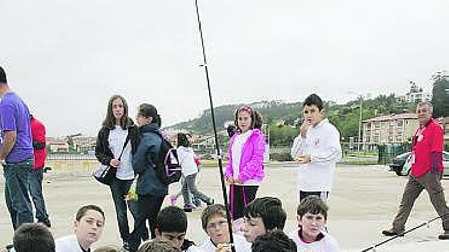 Los niños se toman un descanso en la ramblona del Gayo, en Luanco.