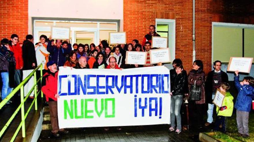 La concentración de padres y madres apenas duró unos minutos, como consecuencia de la lluvia.