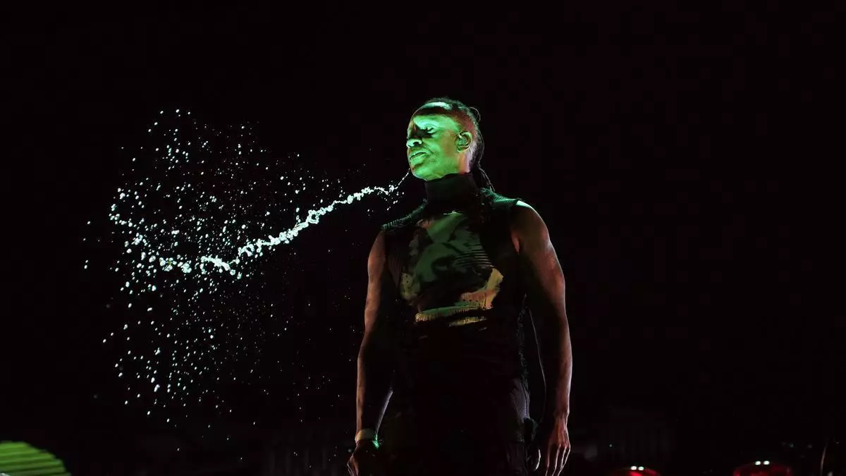Prodigy invoca y surfea en Sevilla su aplastante tsunami del fin del mundo