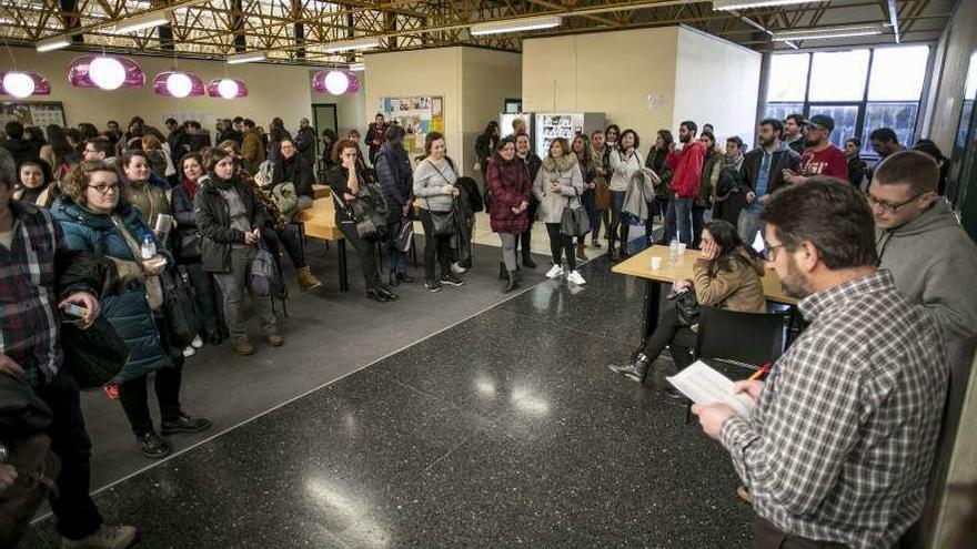 Parte de los candidatos, durante el llamamiento para realizar el examen.