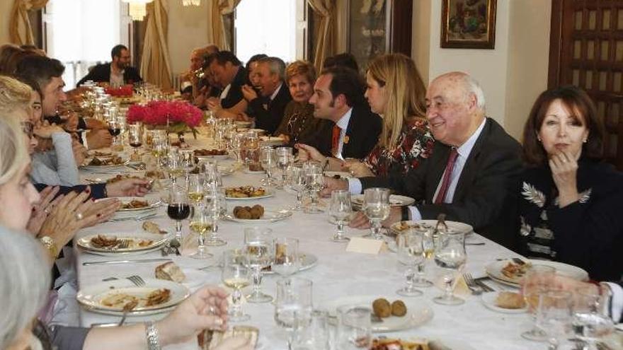 Pedro Regojo (d.) durante la comida con la comitiva zamorana. // A. Villar